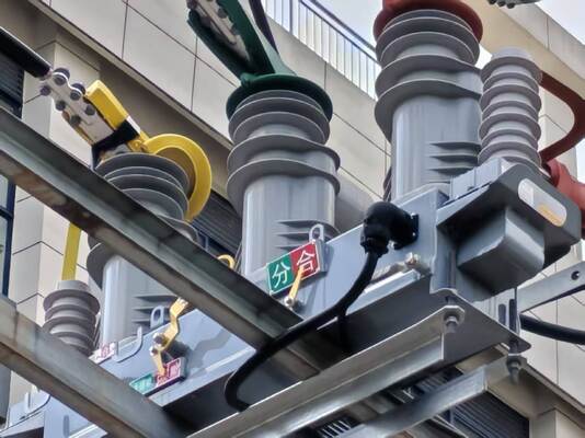 220VAC±10% 출력 전압 IP67 방수 극저전력 소비 (~ 6W) 용량 전압 추출을 가진 재 닫기 전력 공급 장치